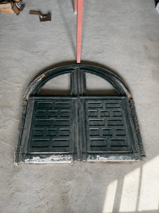 Portalón de madera con arco