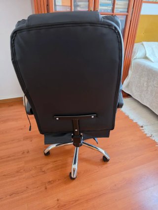 Silla de escritorio negra con masaje y reposapies