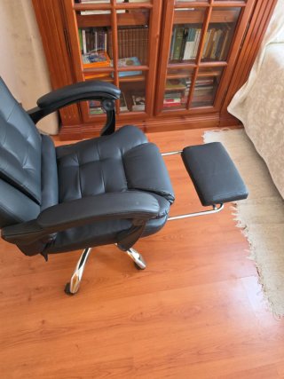 Silla de escritorio negra con masaje y reposapies