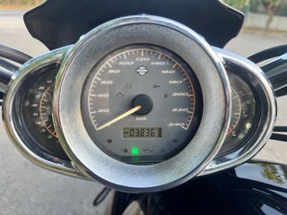 Harley-Davidson v-road  38mil kilometros