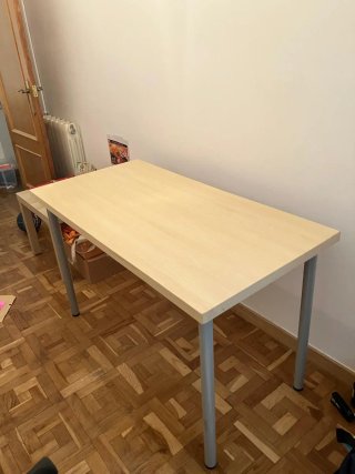 Mesa de trabajo de madera clara