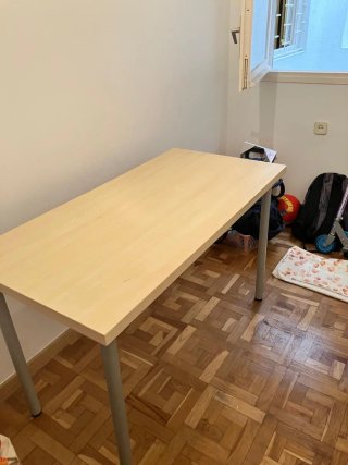 Mesa de trabajo de madera clara