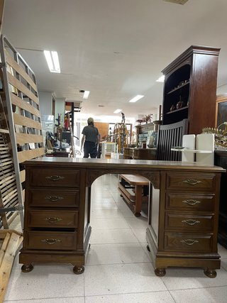 Escritorio madera castaño con cajones