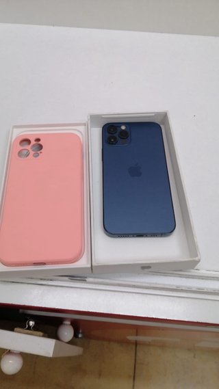 iPhone Azul con Funda Rosa