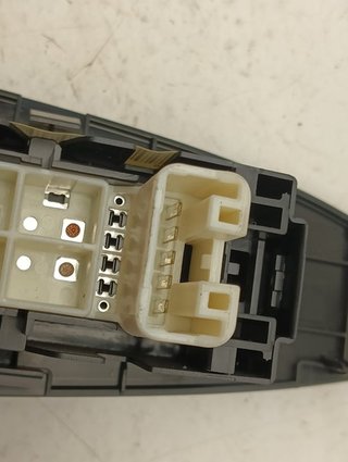 MANDO ELEVALUNAS TRASERO DERECHO TOYOTA RAV4 (A3)