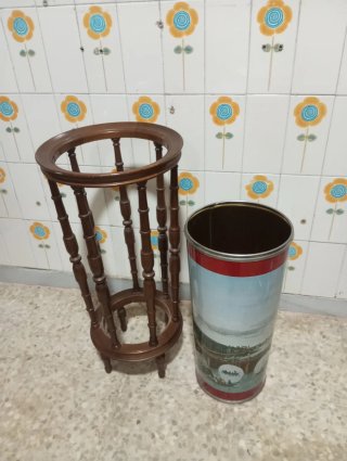 Paragüero vintage de madera con diseño