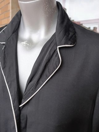 Camisa pijama Oysho negra con ribete blanco
