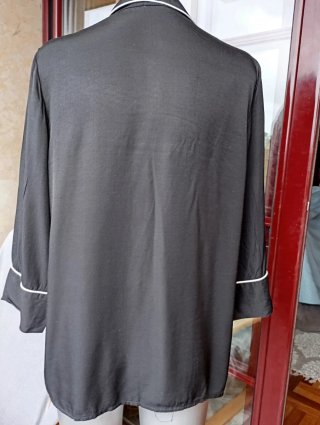 Camisa pijama Oysho negra con ribete blanco
