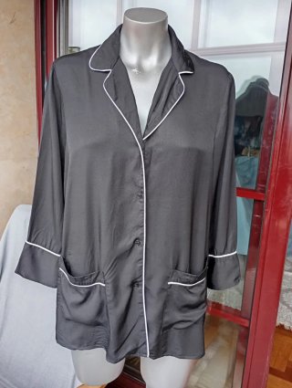 Camisa pijama Oysho negra con ribete blanco