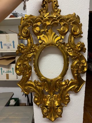 Marco de madera ornamentado dorado