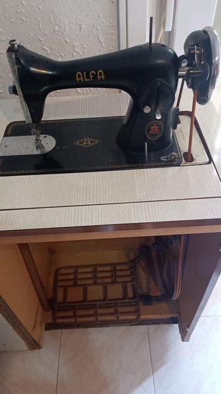 Máquina de coser Alfa antigua