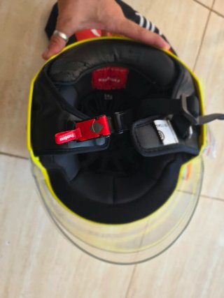 Casco de moto amarillo CTR II, con su funda