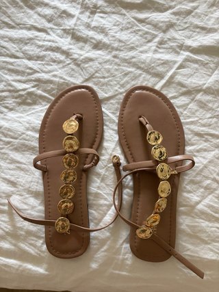 Sandalias planas con adornos dorados