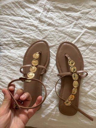 Sandalias planas con adornos dorados