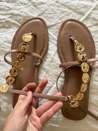 Sandalias planas con adornos dorados