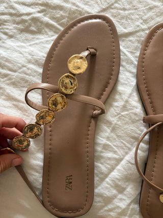 Sandalias planas con adornos dorados