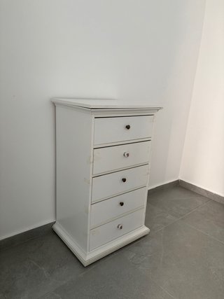 Cómoda de madera blanca