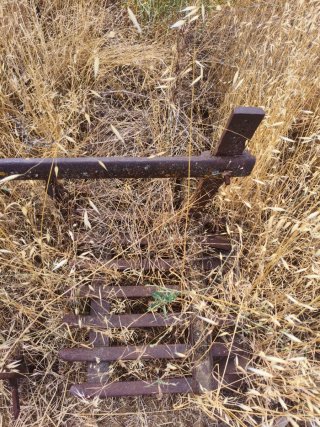 3 aperos agrícolas: arado, cultivador, asurcador