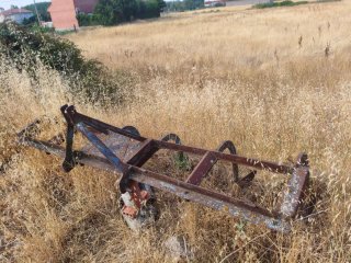 3 aperos agrícolas: arado, cultivador, asurcador