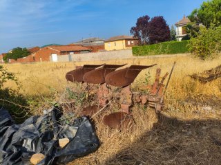 3 aperos agrícolas: arado, cultivador, asurcador