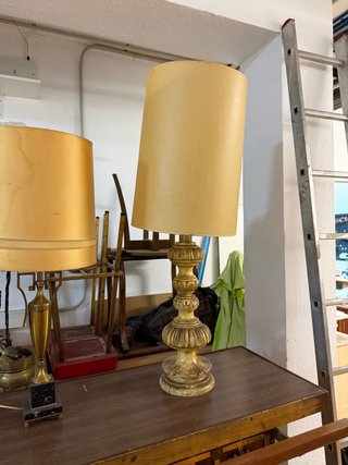 Lámpara de mesa antigua dorada y beige