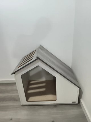 Casa de perro de madera para interior