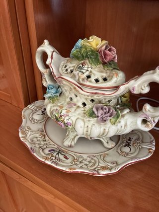Sopera antigua de porcelana con flores