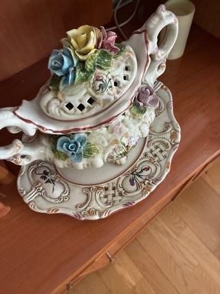 Sopera antigua de porcelana con flores