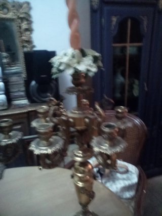 Candelabros dorados de metal bronce