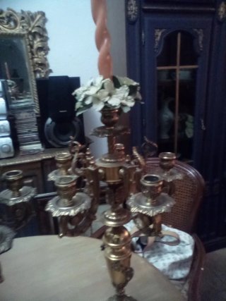 Candelabros dorados de metal bronce