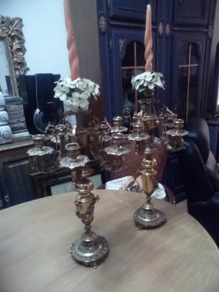 Candelabros dorados de metal bronce