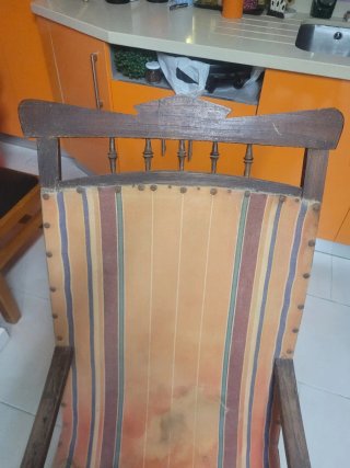 Mecedora antigua de madera y tela