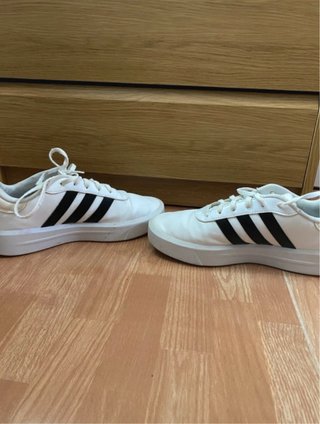 Zapatillas Adidas blancas con franjas negras