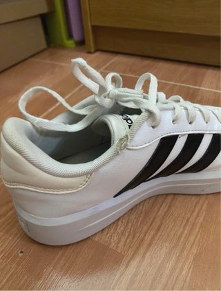 Zapatillas Adidas blancas con franjas negras