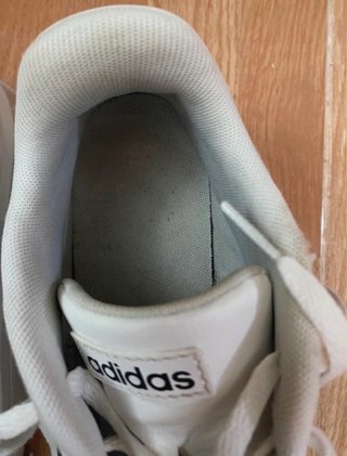 Zapatillas Adidas blancas con franjas negras