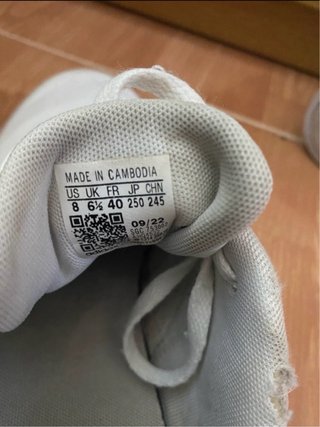Zapatillas Adidas blancas con franjas negras