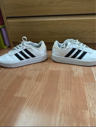 Zapatillas Adidas blancas con franjas negras