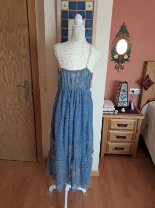Vestido largo azul con detalles dorados
