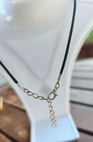 Collana a corda Nera con ciondolo cuore rosso