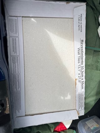 4 Caja azulejos. Sirve para suelo y pared