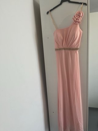 Vestido de fiesta rosa con pedrería