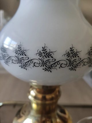 Lámpara de mesa quinqué dorada y blanca