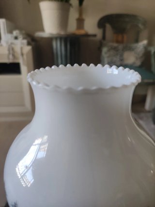 Lámpara de mesa quinqué dorada y blanca