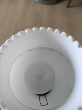 Lámpara de mesa quinqué dorada y blanca