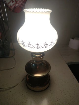 Lámpara de mesa quinqué dorada y blanca