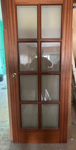 Puerta de madera con cristales