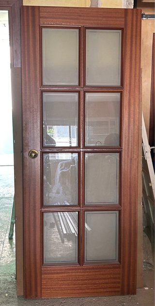 Puerta de madera con cristales