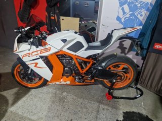 KTM RC8 R Blanca y Naranja