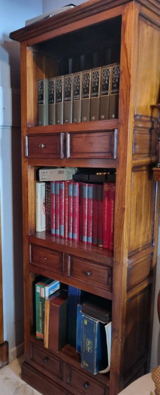 Estantería de madera salón