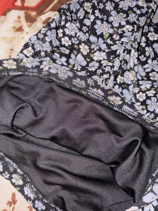 Vestido de verano floral negro y azul